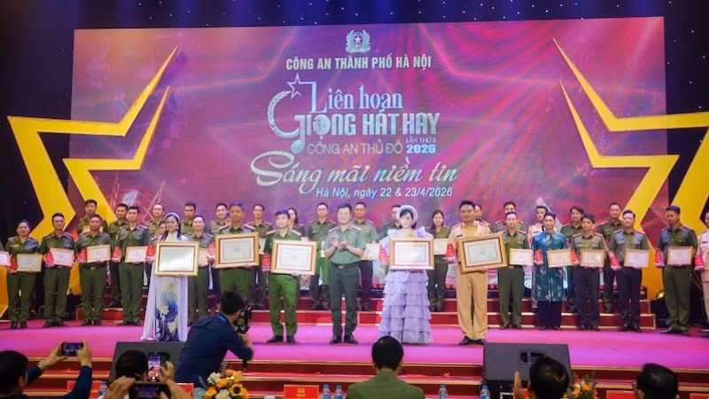 Đại tá Nguyễn Ngọc Quyền, Phó Giám đốc Công an Hà Nội trao giải A cho các tiết mục đạt giải.