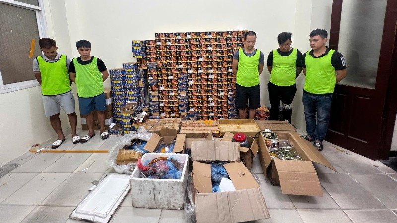 Thu giữ 44,1kg nguyên liệu sản xuất pháo đều là hàng cấm. gen-h-z6786330237640-a1f5c64150dc305a4316a33690f90a73-9303.jpg