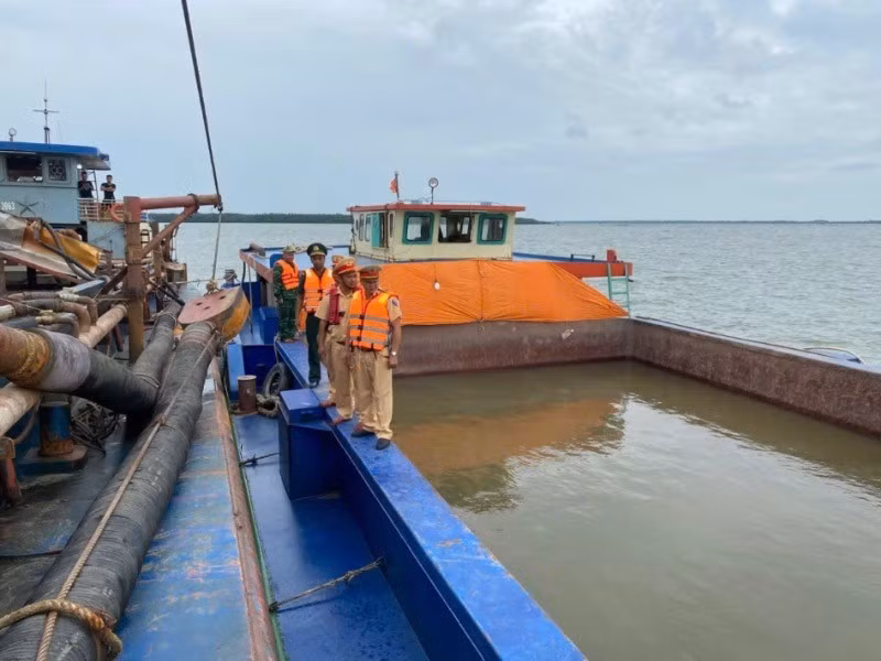 Lực lượng chức năng kiểm tra bắt giữ phương tiện tại khu vực ngã Ba Vàm Tuần (thủy phận Cần Giờ, Thành phố Hồ Chí Minh).