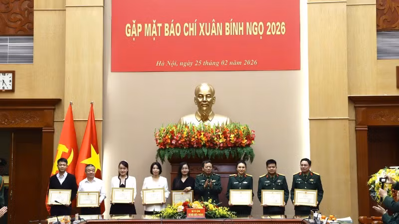 Trao Bằng khen tặng 20 tập thể, 51 cá nhân thuộc các cơ quan báo chí do đã có thành tích xuất sắc trong công tác tuyên truyền về biên giới và Bộ đội Biên phòng năm 2025.