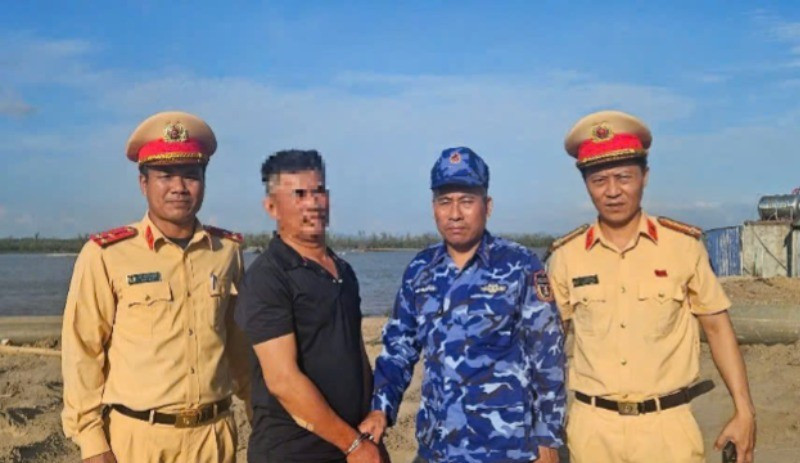 Đối tượng P.V.Q (áo đen) bị lực lượng chức năng bắt giữ.
