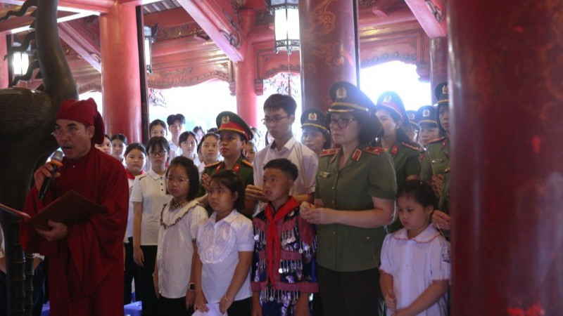 Thiếu tướng Ngô Hoài Thu cùng các đại biểu, các cháu tham dự trại hè dâng hương trước các bậc tiên hiền. dang-huong-1752466333924-8272.jpg