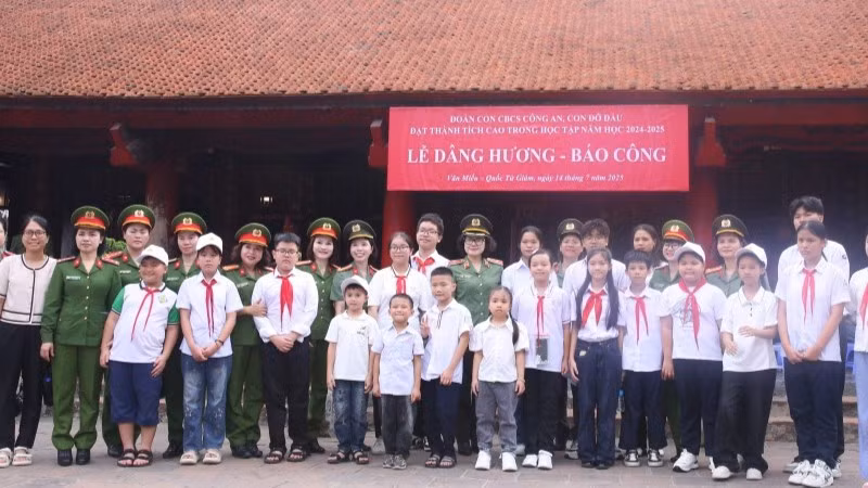 Các đại biểu tham dự dâng hương, báo công tại Văn Miếu-Quốc Tử Giám.