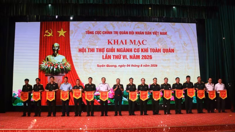 Thượng tướng Lê Quang Minh trao cờ lưu niệm tặng các đơn vị tham gia hội thi. (Ảnh: Kim Anh)