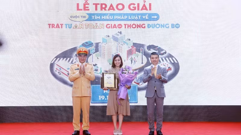 Ban Tổ chức trao giải cho tác giả đạt giải Nhất Cuộc thi "Tìm hiểu pháp luật về trật tự an toàn giao thông đường bộ".