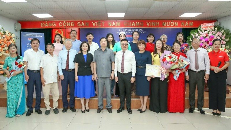 Ban tổ chức, đại biểu và các tác giả đạt giải. z6763290029471-8dbbaf7fa173921ccb5a0f3c2bce5a40-3296.jpg