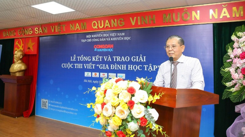 Tổng Biên tập Tạp chí Công dân & Khuyến học Tô Phán phát biểu. z6763375841399-c11b5f7f36821722725ebd10da4c30f7-6106.jpg