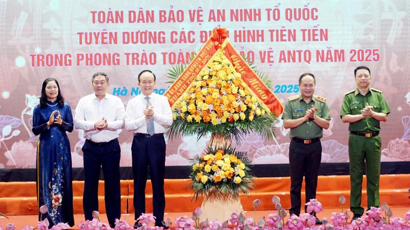 Lãnh đạo thành phố Hà Nội chúc mừng Ban Chỉ đạo 138. z6764148417528-91674566953cc5b35f2d22f21dbfd4fc-295.jpg