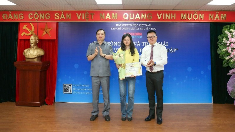 Chủ tịch Hội Nhà báo Lê Quốc Minh và Phó Chủ tịch kiêm Tổng Thư ký Hội Khuyến học Việt Nam Lê Mạnh Hùng trao Giải Nhất cho tác giả Uông Ngọc với tác phẩm “Từ bữa cơm độn sắn ở Mường Khến đến gia đình học tập toàn thạc sĩ, tiến sĩ".