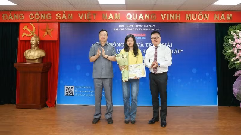 Chủ tịch Hội Nhà báo Lê Quốc Minh và Phó Chủ tịch kiêm Tổng Thư ký Hội Khuyến học Việt Nam Lê Mạnh Hùng trao Giải Nhất cho tác giả Uông Ngọc với tác phẩm “Từ bữa cơm độn sắn ở Mường Khến đến gia đình học tập toàn thạc sĩ, tiến sĩ".