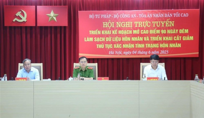 Các đồng chí chủ trì Hội nghị.