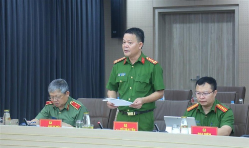 Đại tá Vũ Văn Tấn, Cục trưởng Cục Cảnh sát quản lý hành chính về trật tự xã hội, trình bày báo cáo. anh-tan-9471.jpg