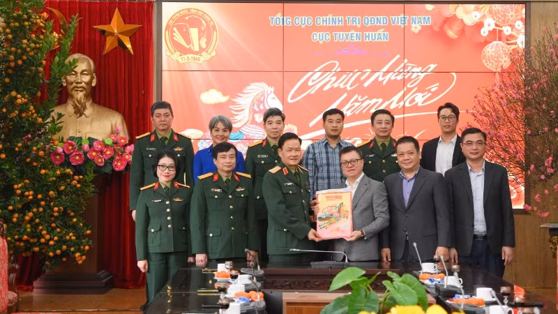 Tổng Biên tập Lê Quốc Minh trao tặng các ấn phẩm Tết của Báo Nhân Dân đến cán bộ, chiến sĩ Cục Tuyên huấn (Tổng cục Chính trị Quân đội nhân dân Việt Nam).