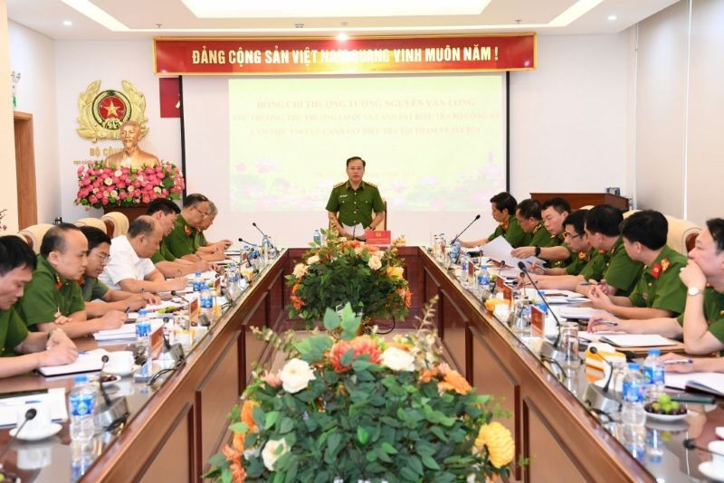 Thứ trưởng Công an Nguyễn Văn Long làm việc với C04. z6715456074689-c33195b7d8b248506a91e9908fa31fe620250618084139.jpg