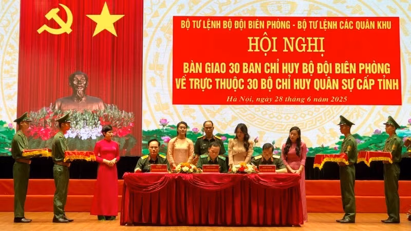 Ký kết biên bản bàn giao 30 Ban Chỉ huy Bộ đội biên phòng về trực thuộc 30 Bộ Chỉ huy quân sự các tỉnh.