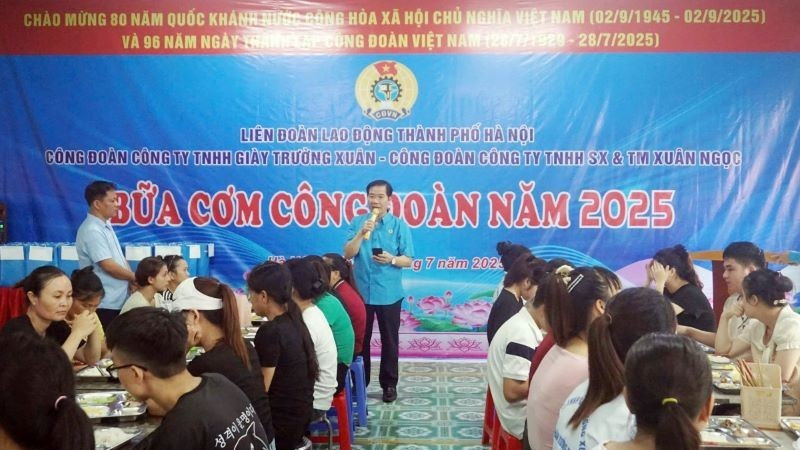 “Bữa cơm Công đoàn năm 2025” dành tặng công nhân 2 công ty trách nhiệm hữu hạn Giày Trường Xuân - Công ty trách nhiệm hữu hạn Sản xuất và Thương mại Xuân Ngọc. z6836670749994-42d17fd5e4cd0ef8f7c035b6a032f6ec20250724181233-6777.jpg