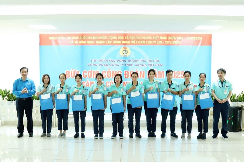 Lãnh đạo Công đoàn Thủ đô trao tặng quà cho công nhân, lao động có hoàn cảnh khó khăn. gq1a304720250728135452.jpg