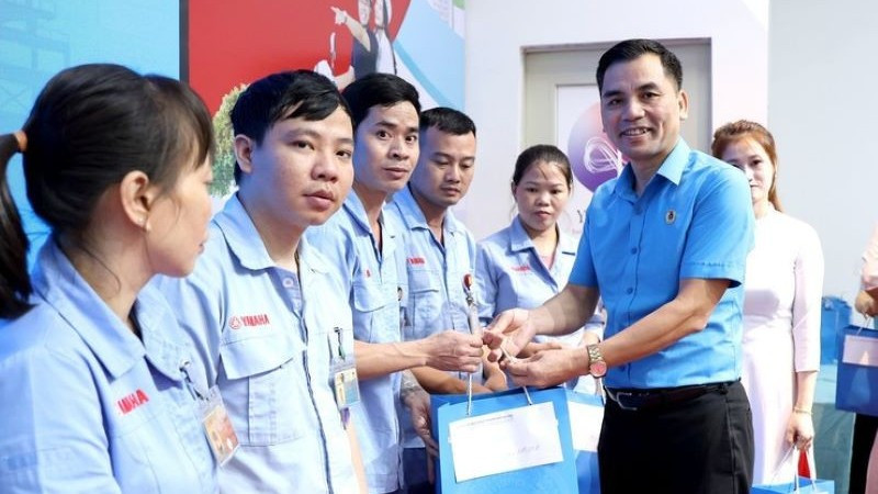 Phó Chủ tịch Thường trực phụ trách Liên đoàn Lao động thành phố Hà Nội Lê Đình Hùng trao quà tặng công nhân, lao động. hung-1753343789711178937895-5574.jpg