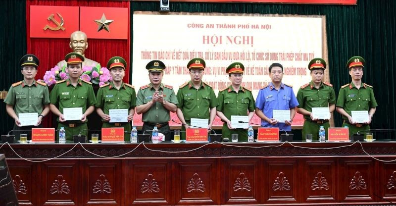 Trung tướng Nguyễn Thanh Tùng trao thưởng của Chủ tịch Ủy ban nhân dân thành phố Hà Nội cho các đơn vị có thành tích trong việc phá vụ án tại Viện Pháp y tâm thần Trung ương.