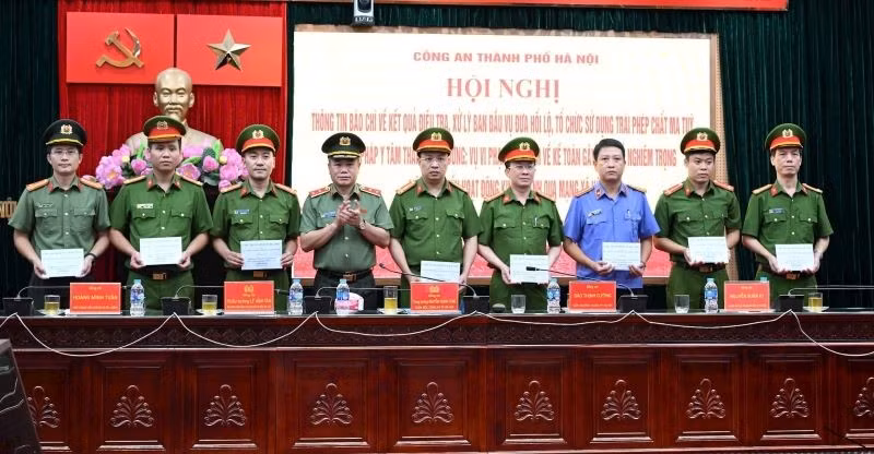 Trung tướng Nguyễn Thanh Tùng trao thưởng của Chủ tịch Ủy ban nhân dân thành phố Hà Nội cho các đơn vị có thành tích trong việc phá vụ án tại Viện Pháp y tâm thần Trung ương.
