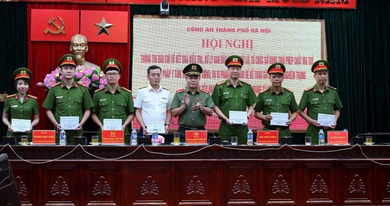 Trao thưởng của Chủ tịch Ủy ban nhân dân thành phố Hà Nội cho các đơn vị có thành tích trong việc phá vụ án vi phạm pháp luật về thuế, kế toán. ca3.jpg