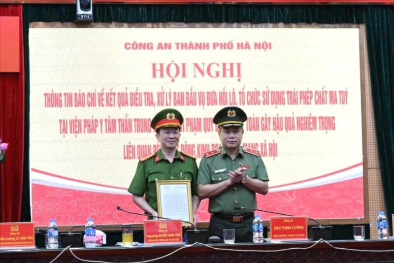 Giám đốc Công an thành phố Hà Nội trao Thư khen của Bí thư Thành ủy Hà Nội Bùi Thị Minh Hoài cho Văn phòng Cơ quan Cảnh sát điều tra, Công an thành phố Hà Nội catp8-1.jpg