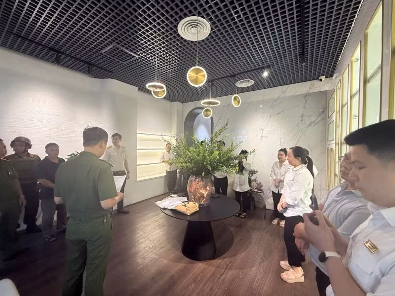 Cơ quan Công an khám xét khẩn cấp tại nơi ở, chỗ làm việc của các đối tượng.