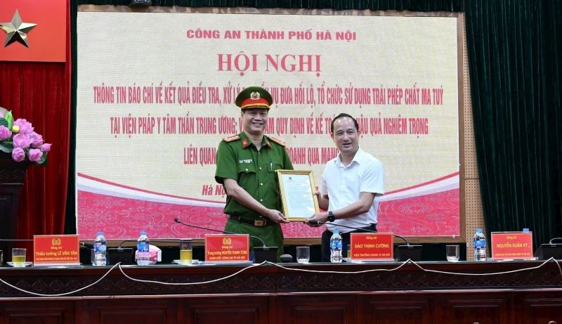 Lãnh đạo Bộ Tài chính trao thư khen của Bộ trưởng Nguyễn Văn Thắng cho Phòng Cảnh sát điều tra tội phạm về tham nhũng, kinh tế, buôn lậu, môi trường - Công an thành phố Hà Nội. ca2.jpg