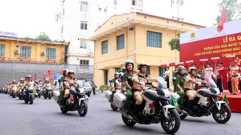 Đoàn xe diễu hành. z6753344256169-a17e60d03d6ac8e367a01a3e30c5cdfd-826.jpg