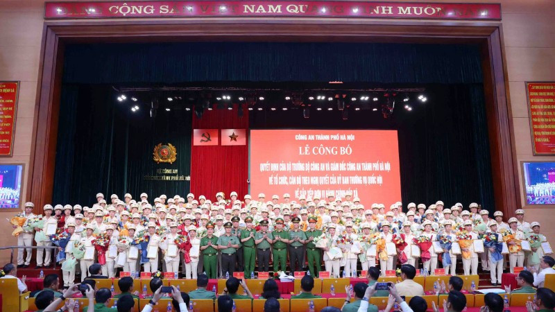 Ra mắt 126 Công an phường, xã tại Hà Nội. z6753232475474-c355a6cc162f2270988b2add44e314bf-7305.jpg