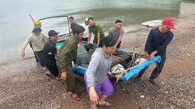 Công an đặc khu Cát Hải, thành phố Hải Phòng cùng các lực lượng chức năng hỗ trợ người dân di chuyển tài sản đến nơi an toàn. 3-3-5836.jpg