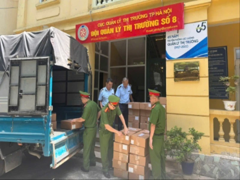 Lực lượng chức năng kiểm kê tang vật thu giữ.