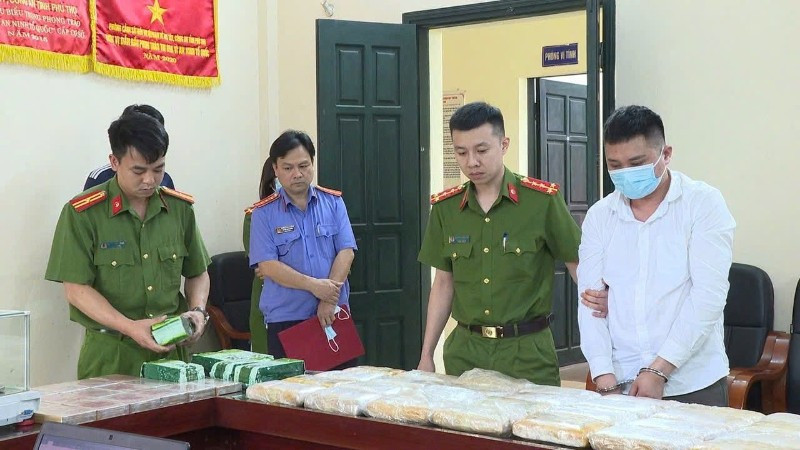 Lực lượng chức năng giám định số vật chứng thu giữ trong chuyên án ma túy liên tỉnh do đối tượng Hoàng Văn Thụ cầm đầu. ma-tuy-phu-tho-101821-5941.jpg