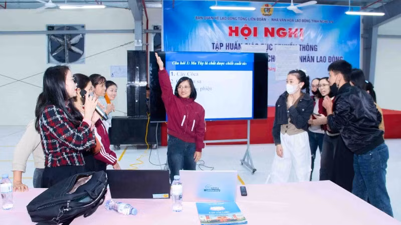 Ban Quan hệ lao động Tổng Liên đoàn phối hợp với Nhà Văn hóa lao động tỉnh Nghệ An tổ chức hội nghị tập huấn, giáo dục truyền thông về phòng, chống ma túy cho hơn 500 công nhân lao động Công ty cổ phần Tập đoàn Thanh Chương. (Ảnh: DUY CHƯƠNG)