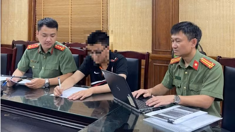 Cơ quan Công an làm việc với thí sinh vi phạm.