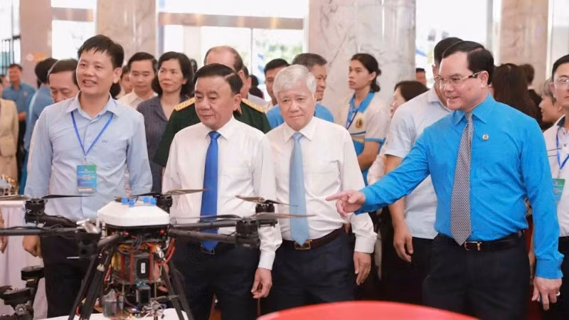 Lãnh đạo Đảng, Nhà nước, đại biểu tham quan triển lãm.