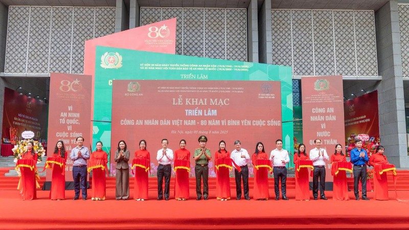 Khai mạc triển lãm.