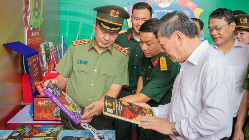 Các đại biểu tham quan các gian trưng bày tại Triển lãm. z6875145034520-51f4214e9f8ca4f4146e63f954002c62-4204.jpg