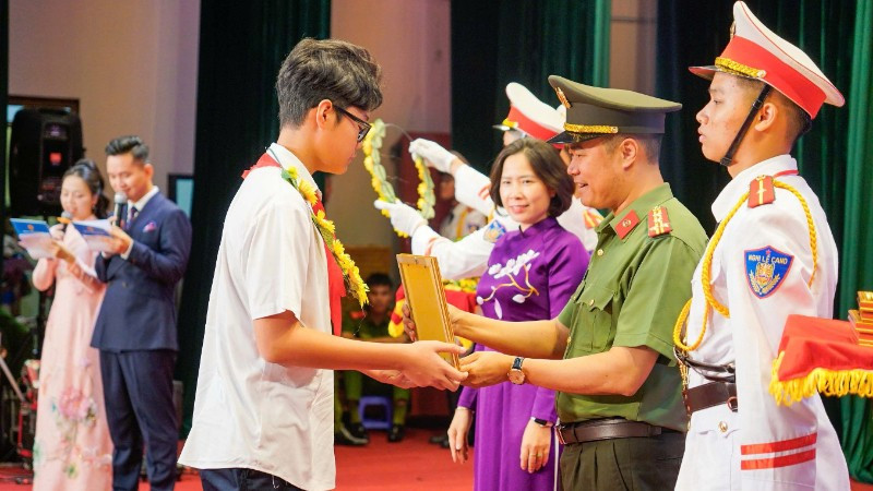 Trao thưởng cho học sinh là con em cán bộ, chiến sĩ Công an Thủ đô.