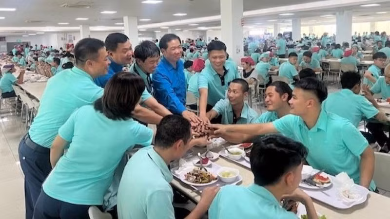 Bữa cơm Công đoàn năm 2025 tại Công ty TNHH Canon Việt Nam. (Ảnh: KIỀU VŨ)