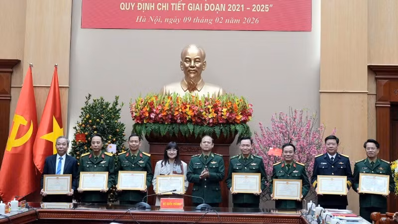 Trung tướng Nguyễn Anh Tuấn khen thưởng tập thể, cá nhân có thành tích xuất sắc.
