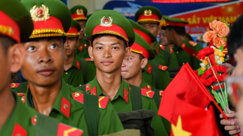 566 cán bộ, chiến sĩ Trung đoàn Cảnh sát cơ động Đông Nam đã cập Ga Hà Nội.