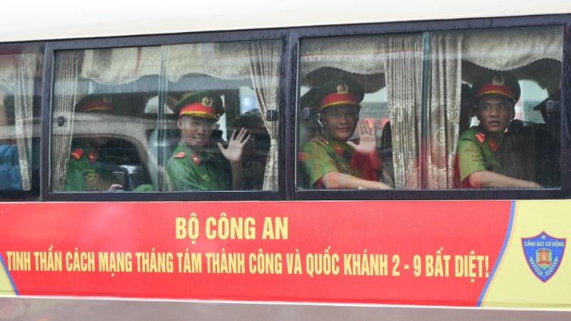 Lên đường về nơi tập luyện. doan-doan-a80-cong-an-9016-7805.jpg