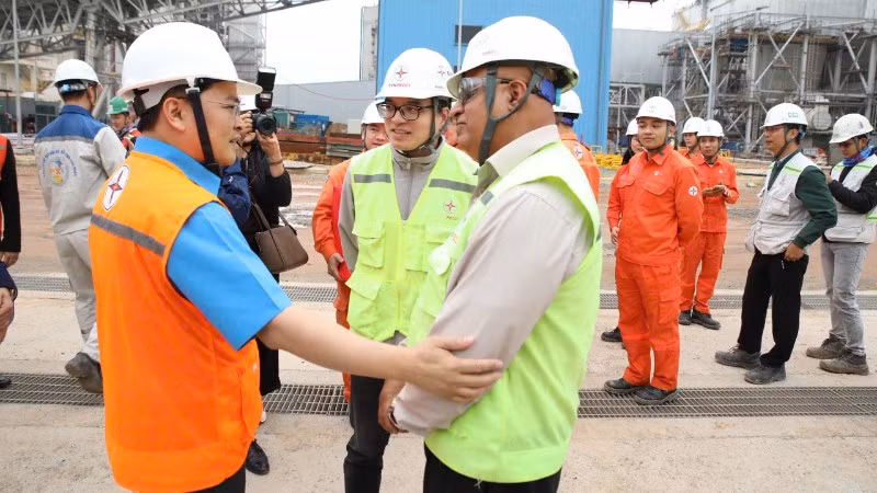Chủ tịch Tổng Liên đoàn Lao động Việt Nam Nguyễn Anh Tuấn thăm và động viên người lao động Trung tâm Điện lực Quảng Trạch (tỉnh Quảng Trị).