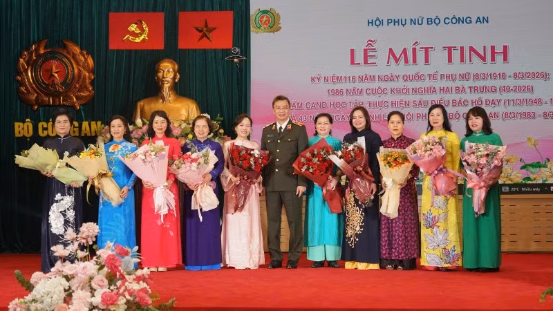 Cục trưởng Cục Công tác chính trị Phạm Kim Đĩnh tặng hoa các đồng chí lãnh đạo nữ Công an.