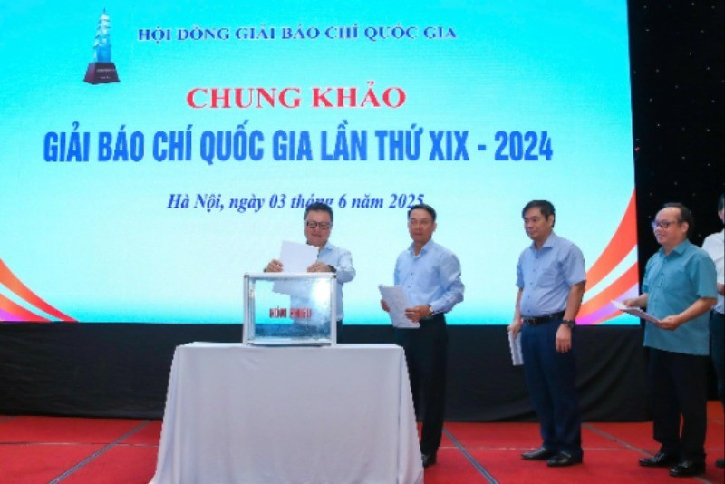 Các thành viên vòng chung khảo bỏ phiếu chấm tác phẩm. 1-1060-3993.jpg