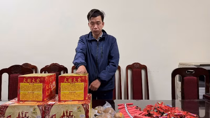 Bắt giữ đối tượng Phạm Văn Phúc cùng tang vật.