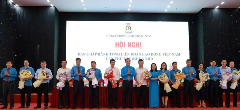 Tổng Liên đoàn Lao động Việt Nam tri ân cán bộ, viên chức nghỉ hưu hoặc xin nghỉ chế độ theo chủ trương tinh gọn bộ máy. 77878bb15b6bef35b67a-5948.jpg
