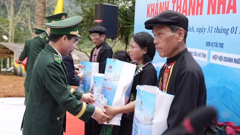 Thiếu tướng Vũ Quốc Ân, Phó Chính ủy Bộ đội Biên phòng trao quà tặng các gia đình tại Bản Giàng 2.