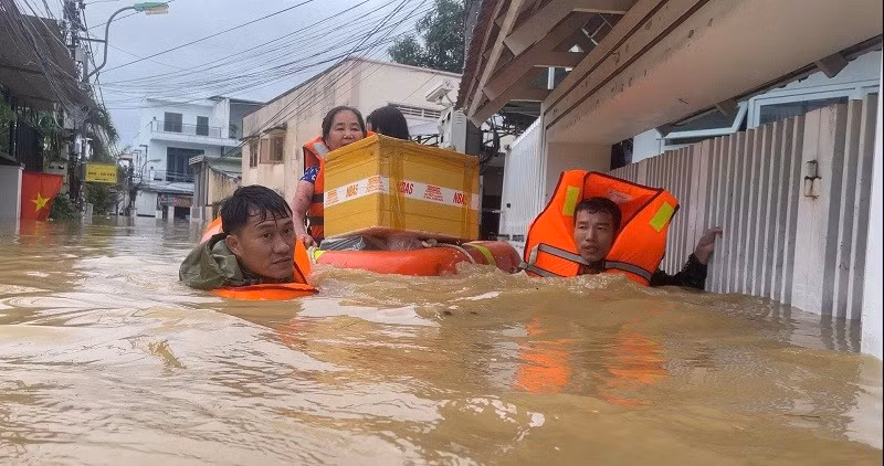 Bộ đội Lữ đoàn 957 kịp thời hỗ trợ người dân vùng lũ. (Ảnh: CTV Hải quân)